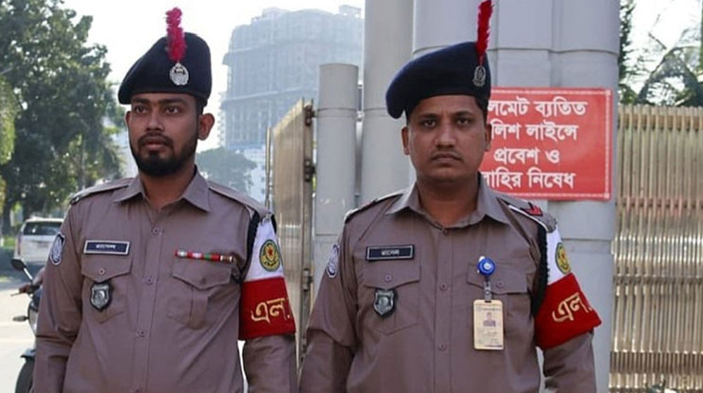 নতুন পোশাকে নেমেছে পুলিশ