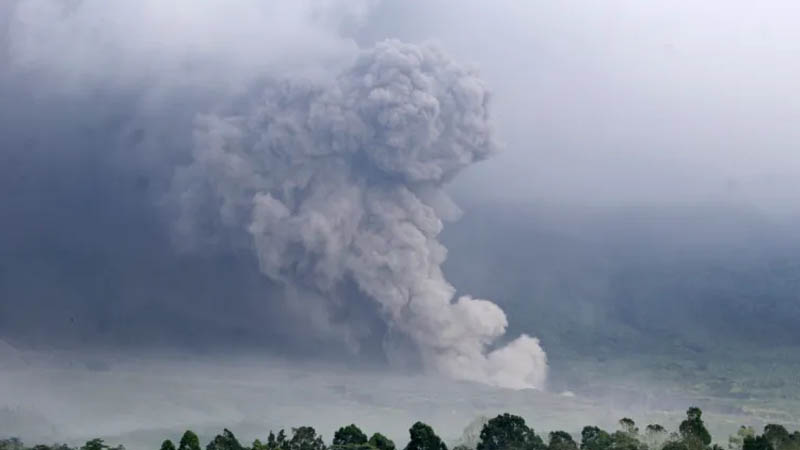 ইন্দোনেশিয়ায় জেগে উঠল ভয়ংকর আগ্নেয়গিরি, সর্বোচ্চ সতর্কতা জারি