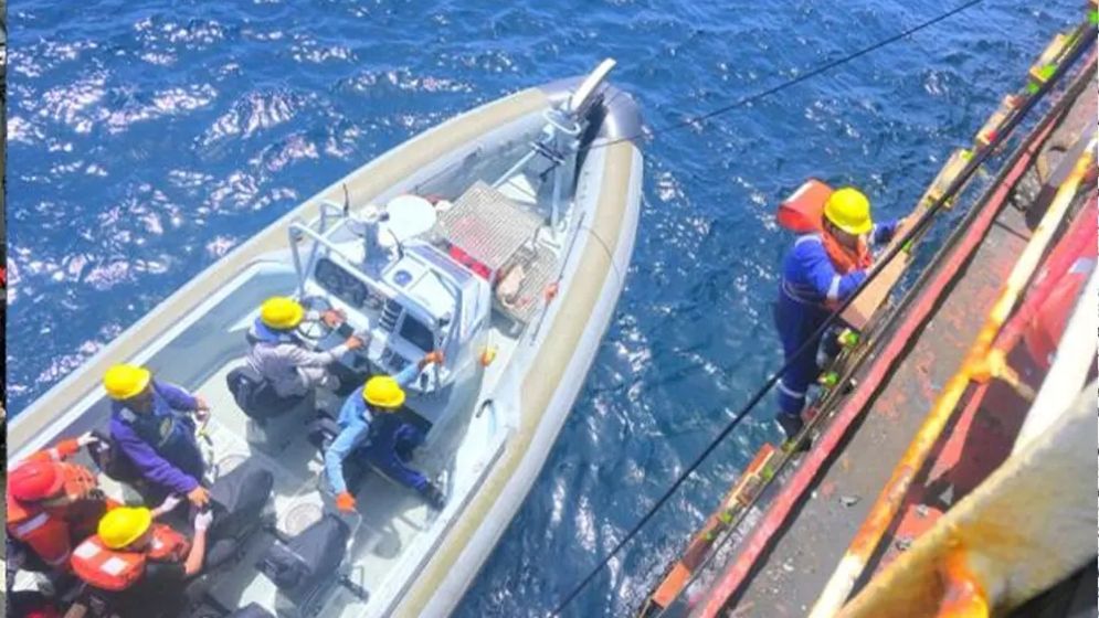 পাকিস্তান নৌবাহিনীর অভিযানে প্রাণ বাঁচলো বাংলাদেশিসহ ১৮ নাবিকের